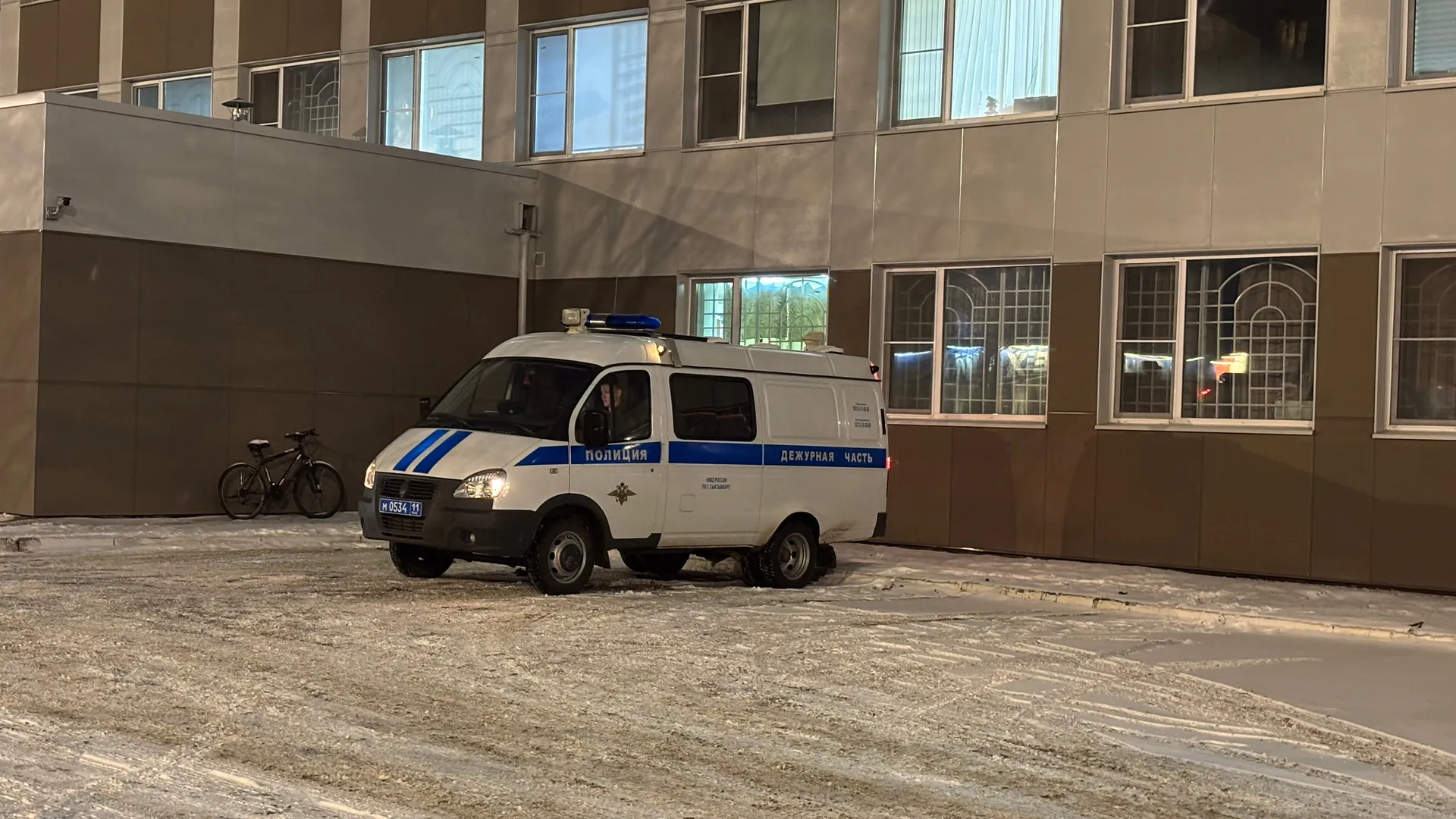 В Вологде подростки бьют ледяными снарядами стекла машин