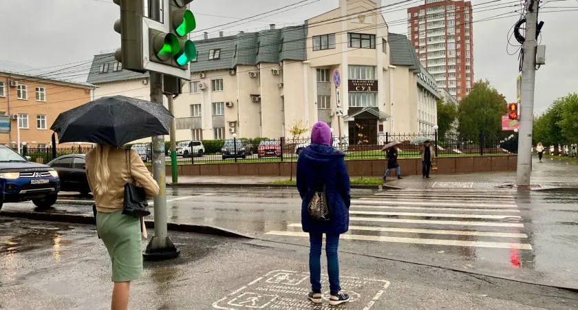 Доставайте зонты и теплые куртки! Роман Вильфанд рассказал, какой будет погода в августе: вместо тепла - осенняя стужа