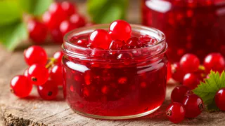 Ароматное густое желе из красной смородины всего за 10 минут — вкуснее любого магазинного десерта