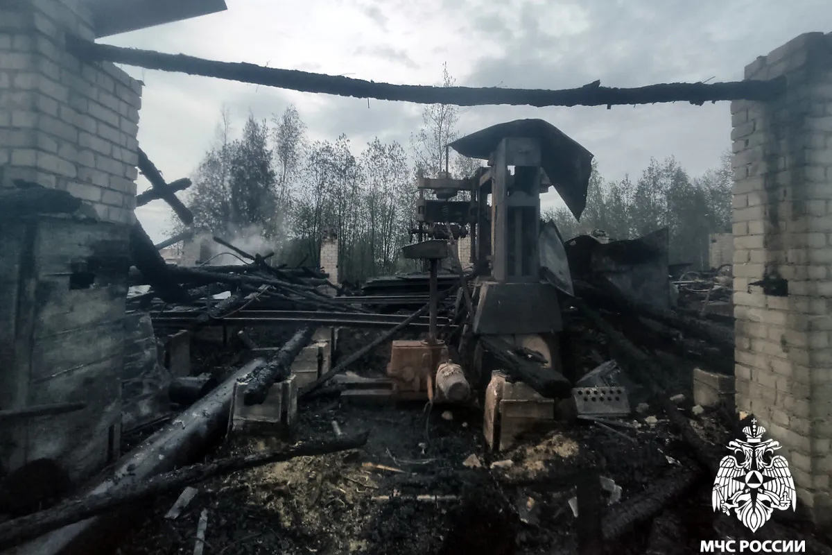 14 пожарных ликвидировали возгорание на пилораме в Вологодской области