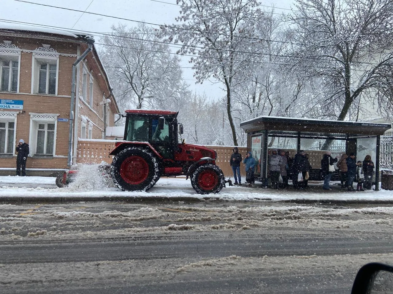На расчистку дорог Вологодской области вышло более 200 единиц спецтехники