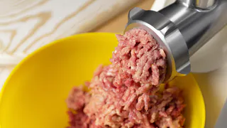 Проще, чем вы думаете: как в два счета очистить мясорубку от жира внутри