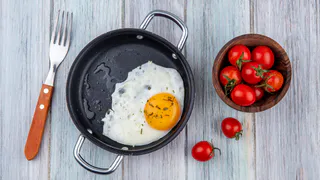 Яичница не пригорит и получится, как на картинке: простой лайфхак от шеф-повара
