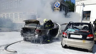 В Вологде сгорело такси: огонь повредил и соседний автомобиль