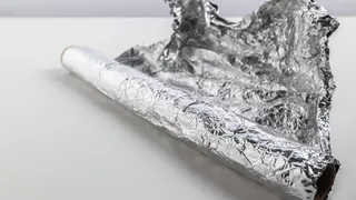 Ушлые хозяйки сыплют соль на фольгу и бед не знают: вот зачем это нужно — 2 полезных совета
