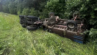 В Вологодской области трактор МТЗ опрокинулся в кювет вместе с прицепом