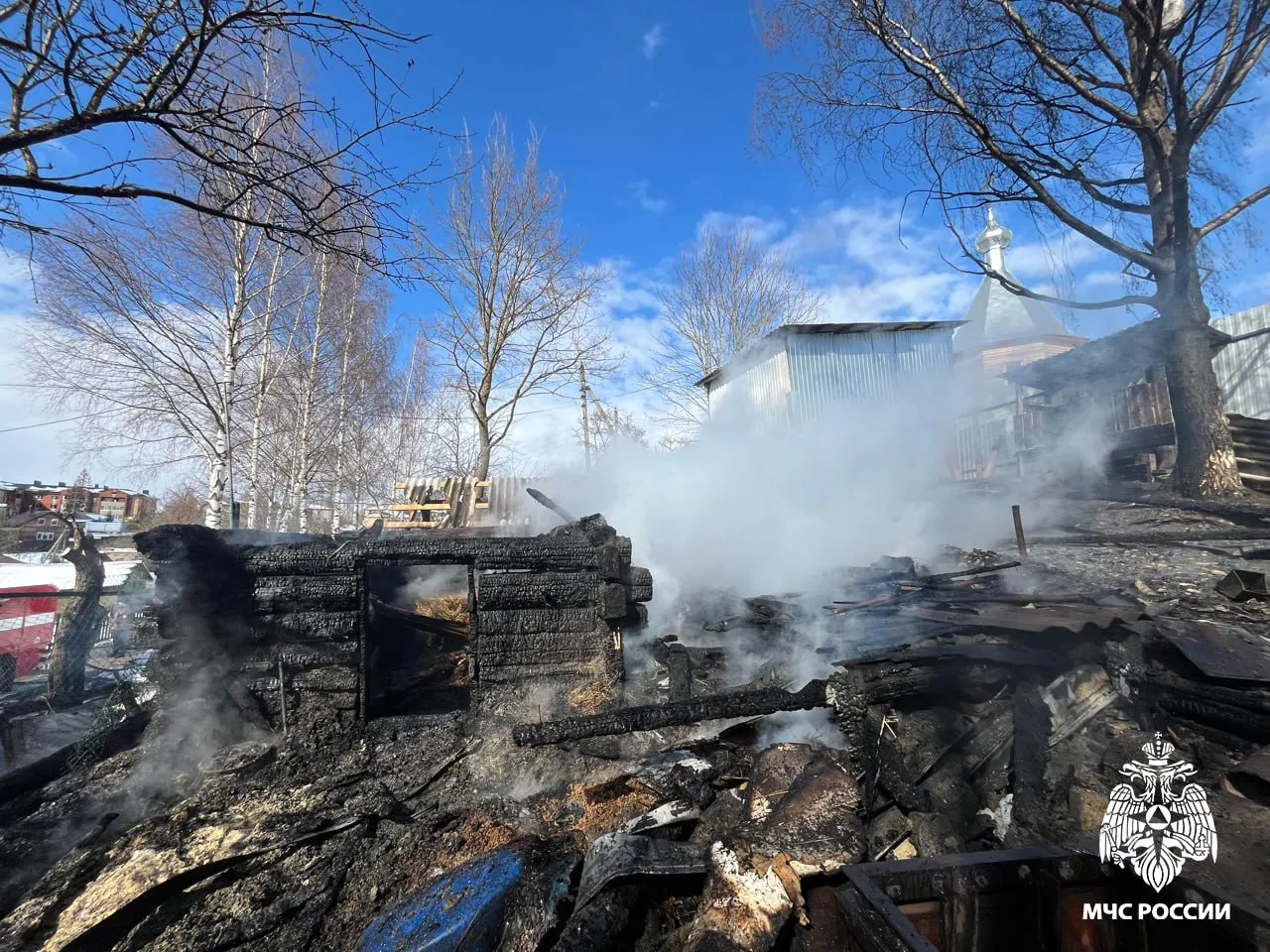В Вологодской области загорелась хозяйственная постройка