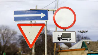 Водители в панике: новые знаки на российских дорогах сбивают с толку всех