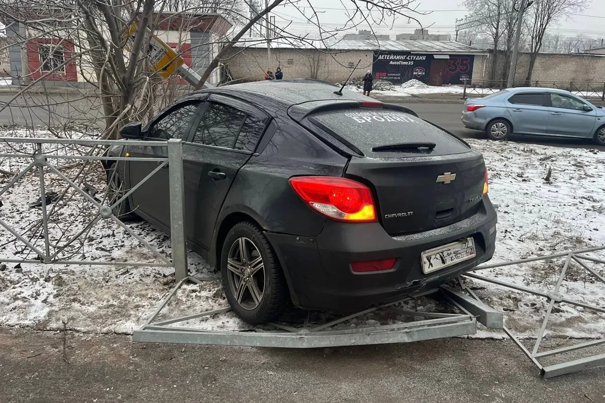 В Вологде водитель Hyundai спровоцировал ДТП: Chevrolet врезался в столб и забор