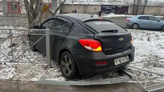 В Вологде водитель Hyundai спровоцировал ДТП: Chevrolet врезался в столб и забор