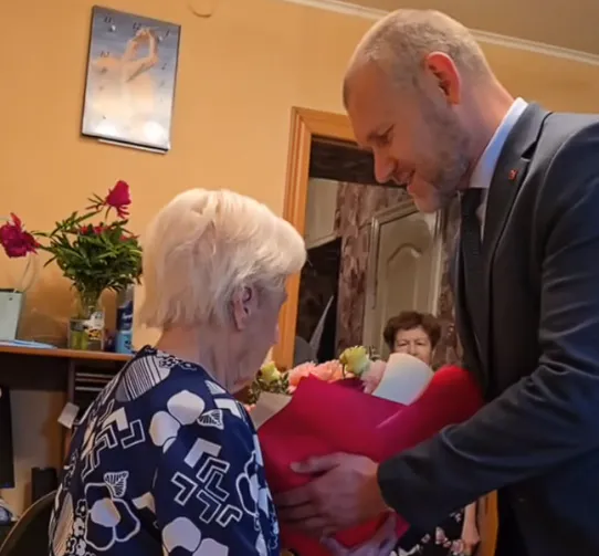Андрей Накрошаев поздравил вологодскую долгожительницу