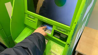 Снимать деньги в банкомате больше не получится: новый закон вступает в силу с 5 июня