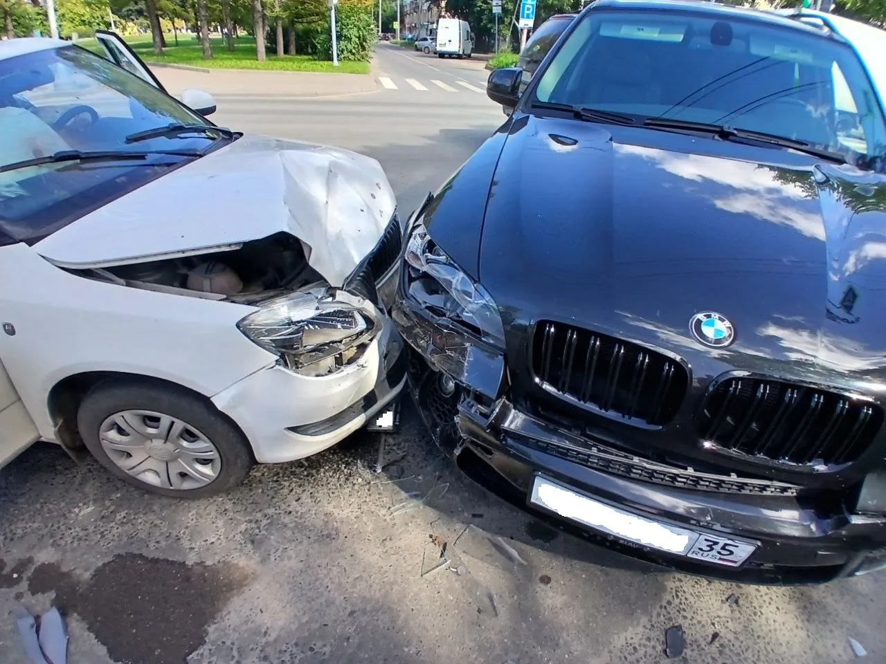 В Вологде из-за невнимательности водителя BMW пострадал пассажир Skoda