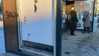 Вологжане жалуются на низкие скамейки на "умных" остановках