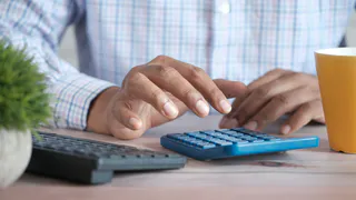 Пенсии решено повысить сразу на 45 %. Пенсионерам России озвучили важную информацию