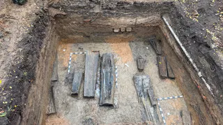 В Вологде на площади Революции нашли некрополь с лаптями и свиным зубом