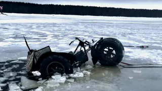 В Вологодской области болотоход провалился под лед