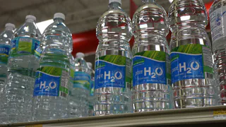 Ушлые хозяйки перед Новым годом наполняют пластиковые бутылки водой – решение 1 важной проблемы