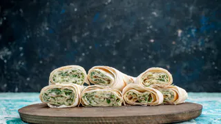 Готовим как на праздник: вкусные рулетики из лаваша удивят всех гостей — сметают со стола мгновенно