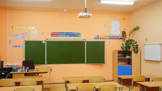 Для помещений начальных классов школ №13 и 14 Вологды закупят новую мебель