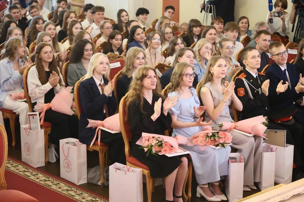 61 стобалльник и 574 медалиста: в Вологодской области чествовали лучших выпускников