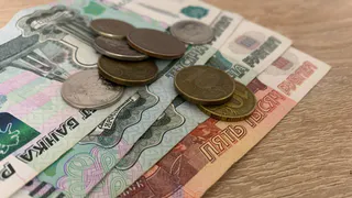 Снимать и класть деньги на карту без внимания налоговой больше не получится: от какой суммы начнут контроль