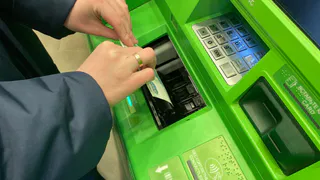 Снимать и класть деньги на карту без пристального внимания налоговой больше не получится: вот от какой суммы начнется контроль