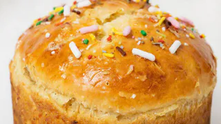 Медовый кулич на Пасху. Кладу не сахар, а мед и щепотку шафрана - кулич реально получается золотистым и ароматным.
