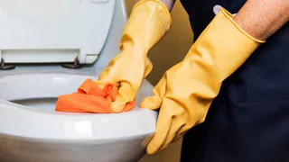 Растворяю 2 капли в уксусе — и унитаз сверкает от чистоты: не останется и намека на налет и желтизну — микробы сбегут