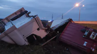Водитель фуры заблокировал людей в покореженной легковушке