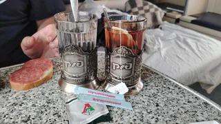 Эгоистичная "яжмать" за все 3-ое суток ни разу не скрутила свой матрас и не разложила столик, чтоб я могла нормально покушать