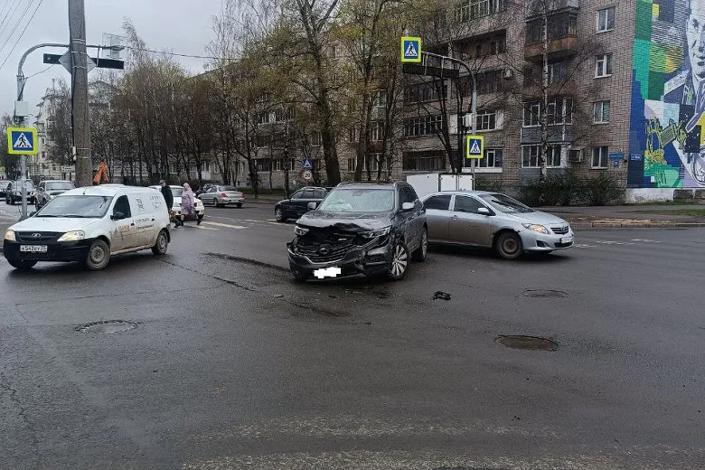 В центре Вологды женщина-водитель пострадала в ДТП и была доставлена в больницу