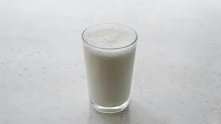 На вкус, как вода с мелом: Росконтроль назвал марки молока, которые лучше не брать даже по акции