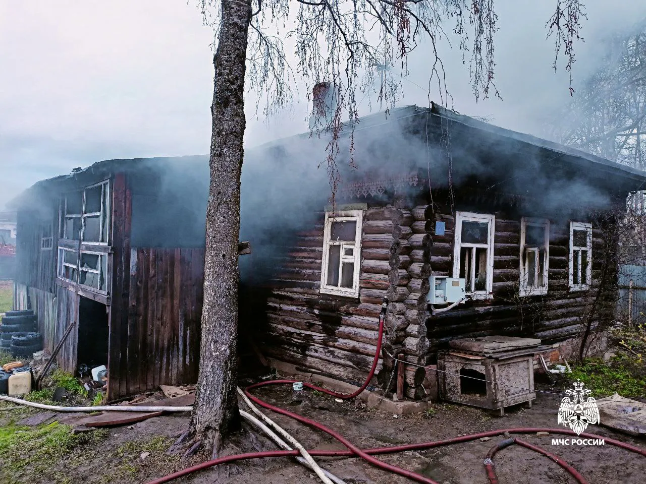Жители Вологодской области эвакуировались из горящего дома