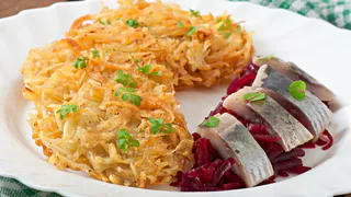 Трём картофель — и на сковородку: получается вкусный обед или ужин, но это — вовсе не драники