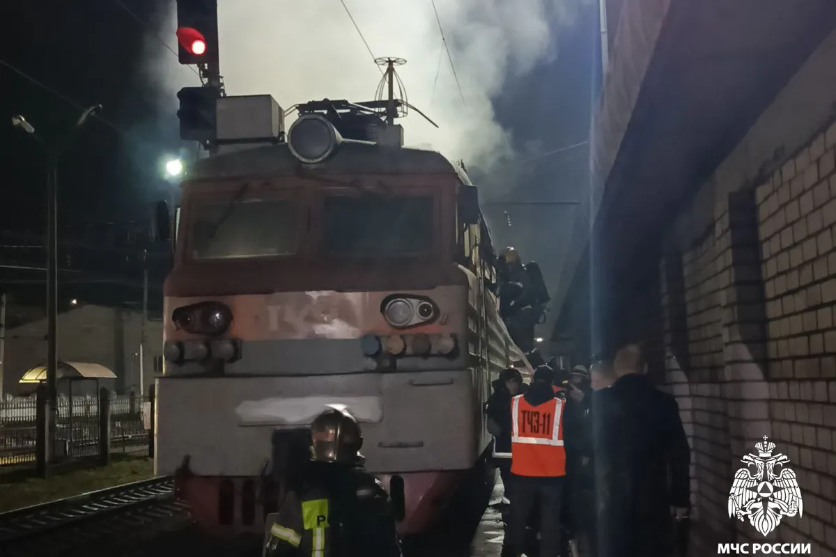 Специалисты назвали предварительную причину возгорания электровоза в Вологде