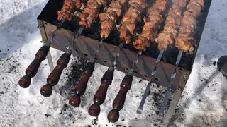 Как настоящие грузины маринуют мясо для шашлыка — позабудьте об уксусе, майонезе и соевом соусе. Просто тает во рту