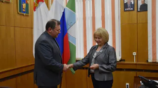 Дочке фронтовика из Вологодской области передали удостоверение к награде