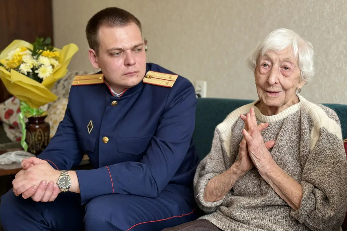 102-летнюю блокадницу Ленинграда Мери Котлер поздравили с наступающим Днём Победы в Вологде