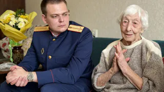 102-летнюю блокадницу Ленинграда Мери Котлер поздравили с наступающим Днём Победы в Вологде