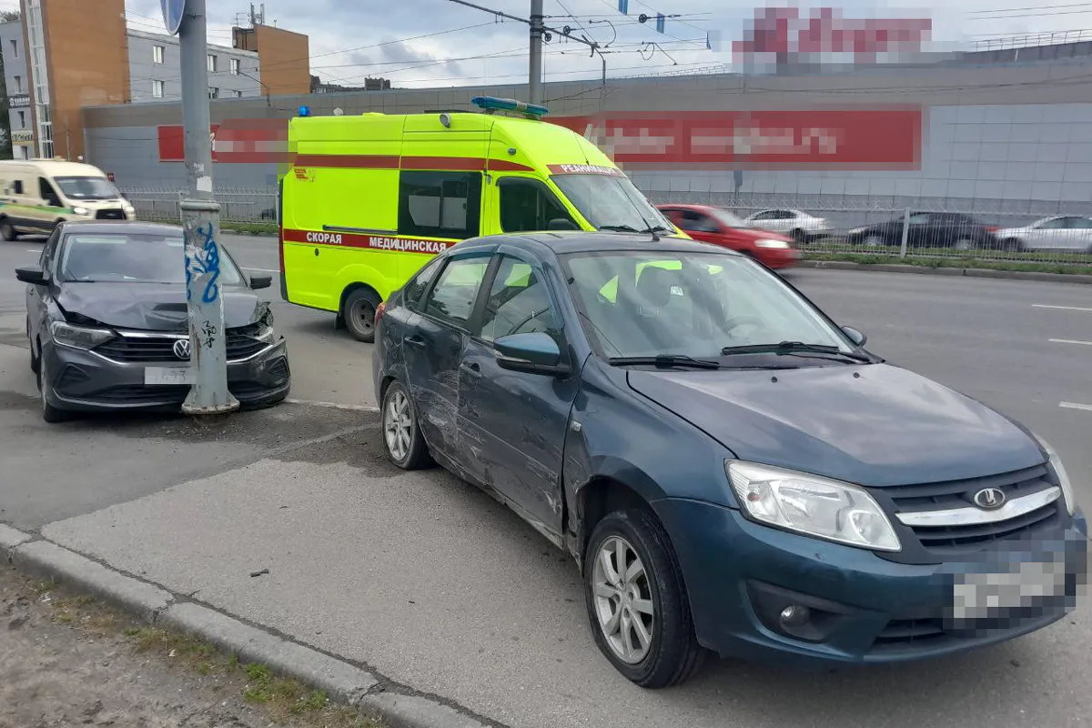 В Вологодской области женщина на иномарке врезалась в столб после ДТП с "Ладой"