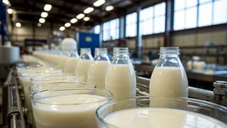 Крашеная мелом вода: Росконтроль назвал бренды молока, которые лучше не брать даже по акции