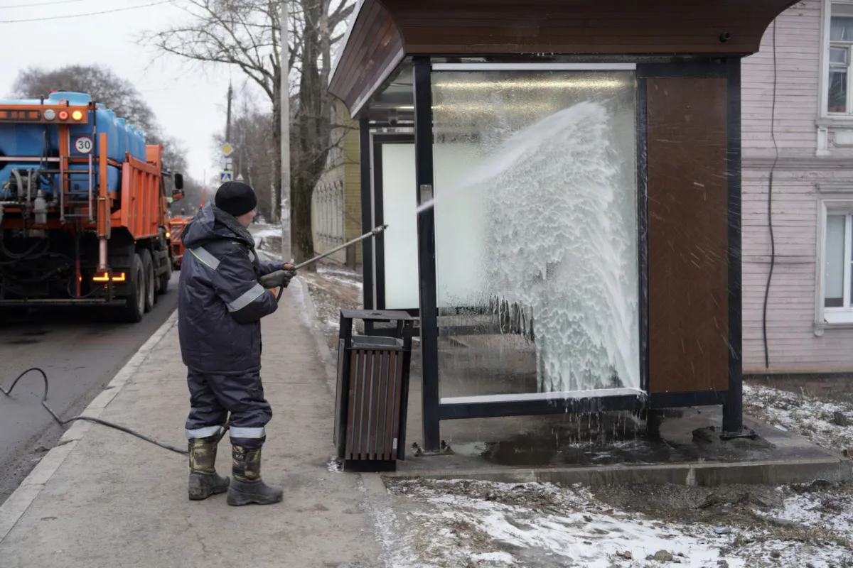 В Вологде начали мыть "умные" остановки и ограждения