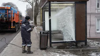 В Вологде начали мыть "умные" остановки и ограждения