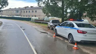 Девятиклассник без прав врезался в дерево на отцовской иномарке в Вологодской области 