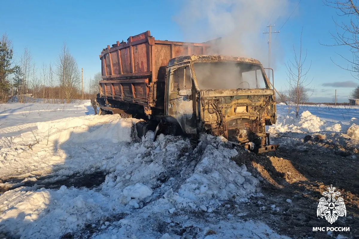 В Вологодской области во время разгрузки гравия вспыхнул КамАЗ