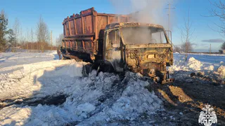 В Вологодской области во время разгрузки гравия вспыхнул КамАЗ