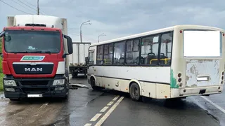 Троллейбус в Вологде повредил колесо на люке
