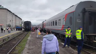 - Я, заслуженный пенсионер, должен на верхней полке трястись? А ты, малявка, тут на нижней будешь?, - дед согнал девушку с ее полки