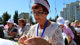 В Вологде 370 мастериц приняли участие в массовом плетении кружева на площади Дрыгина